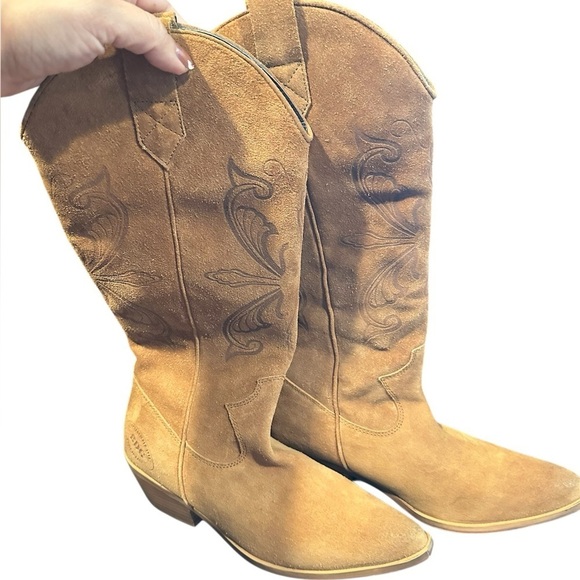 Urban Outfitters Shoes - Urban Outfitters Camel Heeled Boots